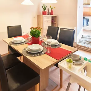  Apartmán Cozy With Terrace Near Castle